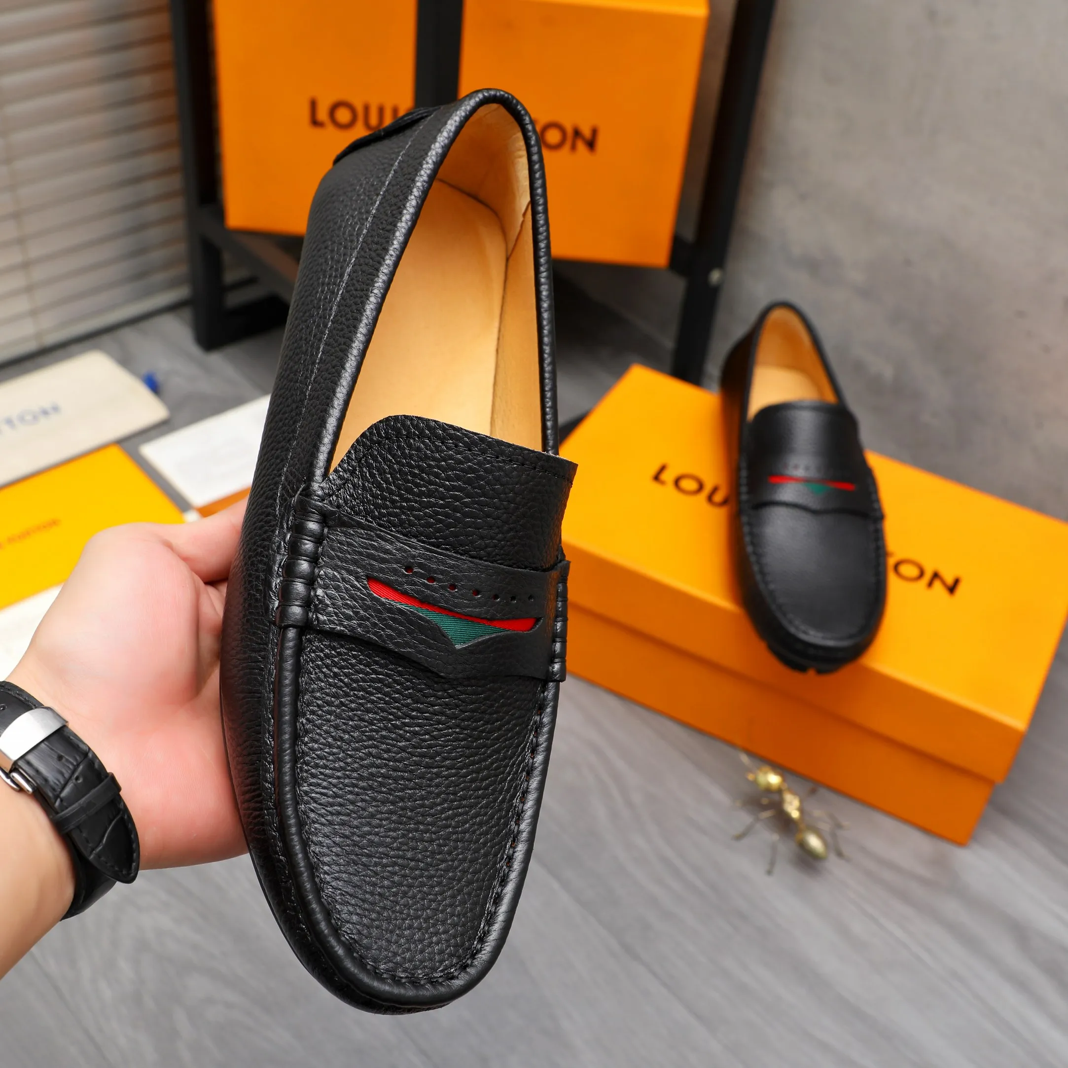Men's shoes 💰360 Product trademark: LV "Louis Vuitton" casual slip-on men's shoes Regular size: 38-45 Product material: Selected pebbled cowhide upper, pigskin lining, rubber outsole